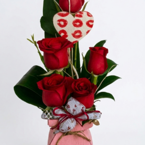 Composición de  rosas rojas con acabado romántico  💕