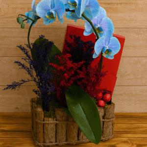 “Orquídea azul y bombones: el detalle perfecto para enamorar.”