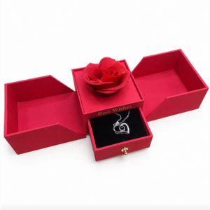 Rosa eterna con colgante de corazón